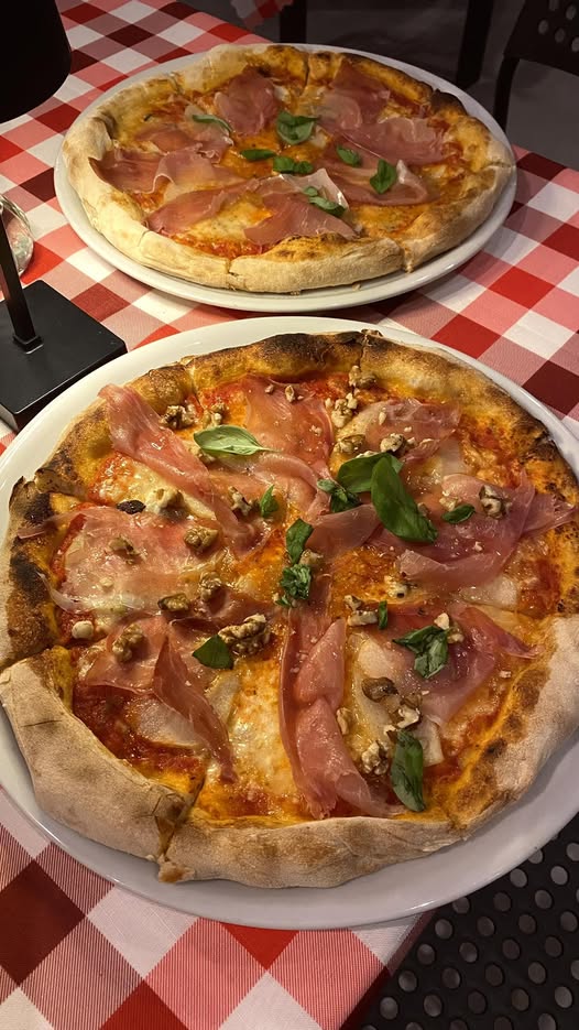 Pizza z orzechami włoskimi i szynką parmeńską