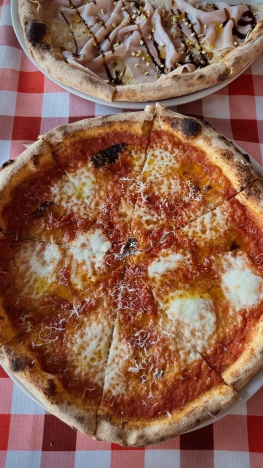 Pizza Margherita z parmezanem