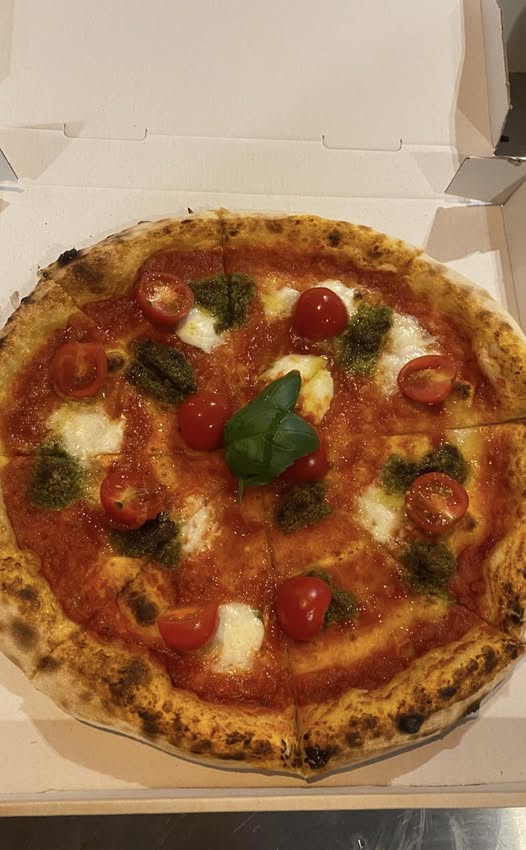 Wegetariańska pizza Caprese z pomidorkami cherry i pesto